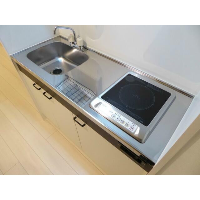 一人暮らしに丁度いいサイズ、お手入れ楽々のIHキッチンです！(キッチン)