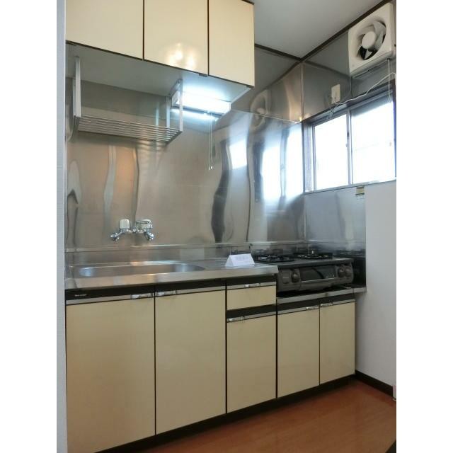 写真は別室ですが雰囲気は同じです。(キッチン)