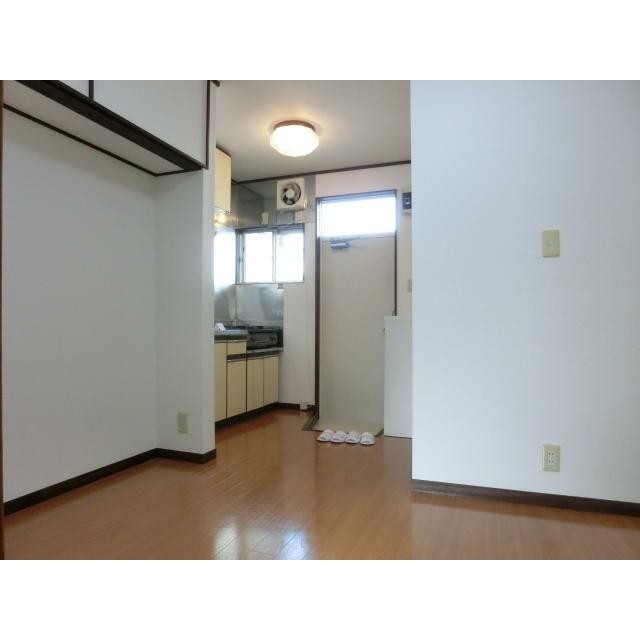 写真は別室ですが雰囲気は同じです。(居間)
