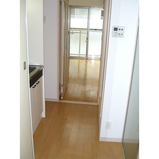 玄関から居室を