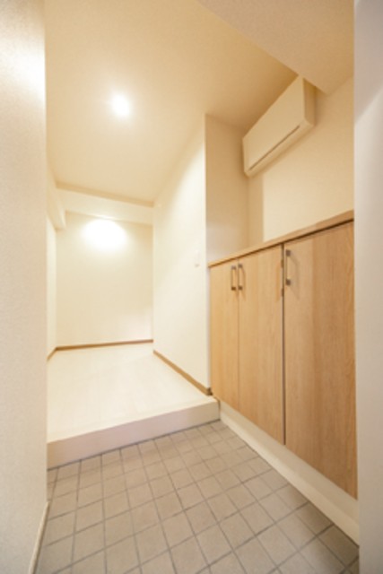 ※写真は同タイプ住戸です。(玄関)