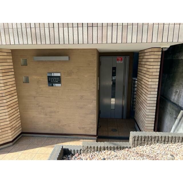 オートロック付きです。(その他建物画像)