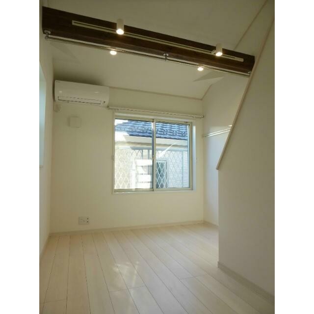 梁（はり）が特徴的な明るいお部屋です(居間)