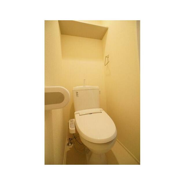 洗浄機能便座付きのトイレです☆ 上部の棚は収納にご利用下さい！(内装)