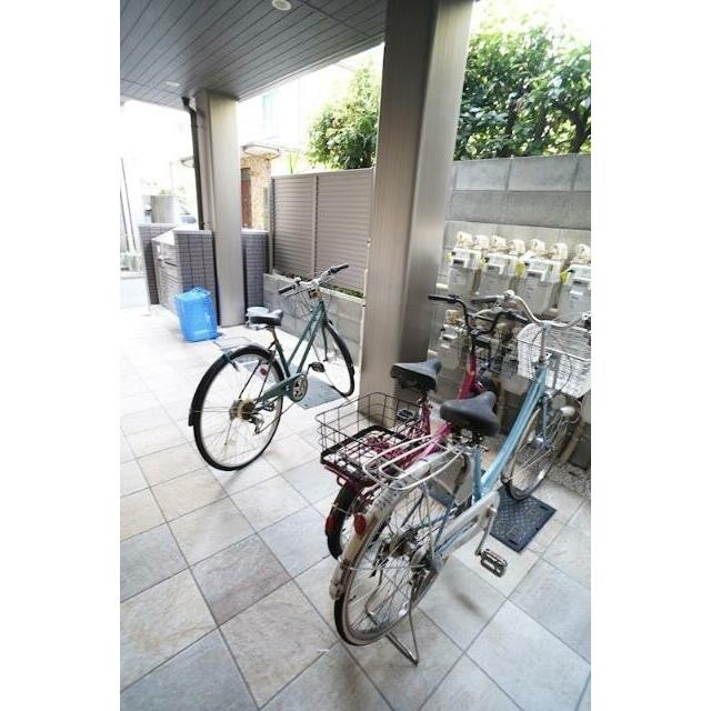 駐輪場付きの住まいで、スマートな移動を。駅徒歩4分の近さに加え、自転車も使えるゆとりの暮らし。
