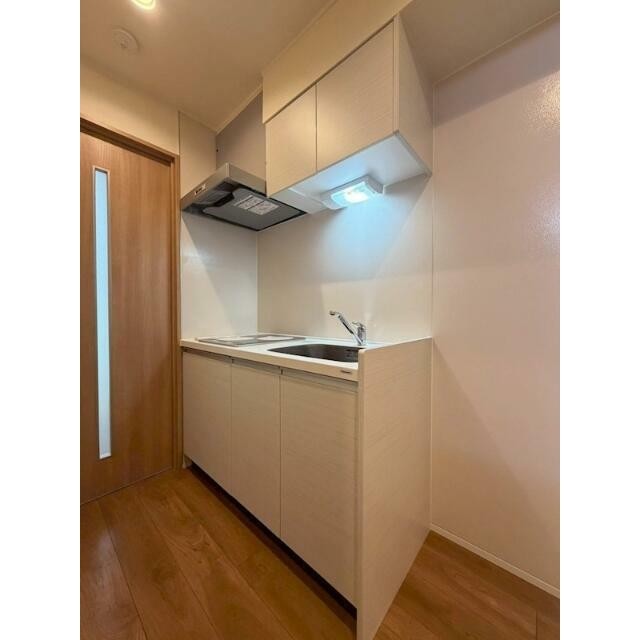 お料理がはかどる2口IHコンロ。同時に調理ができるので、自炊のバリエーションも広がります。(キッチン)
