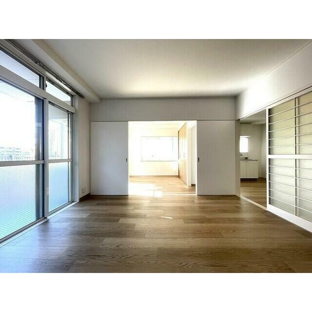 南側の洋室2部屋と、奥にはキッチンが見えます。