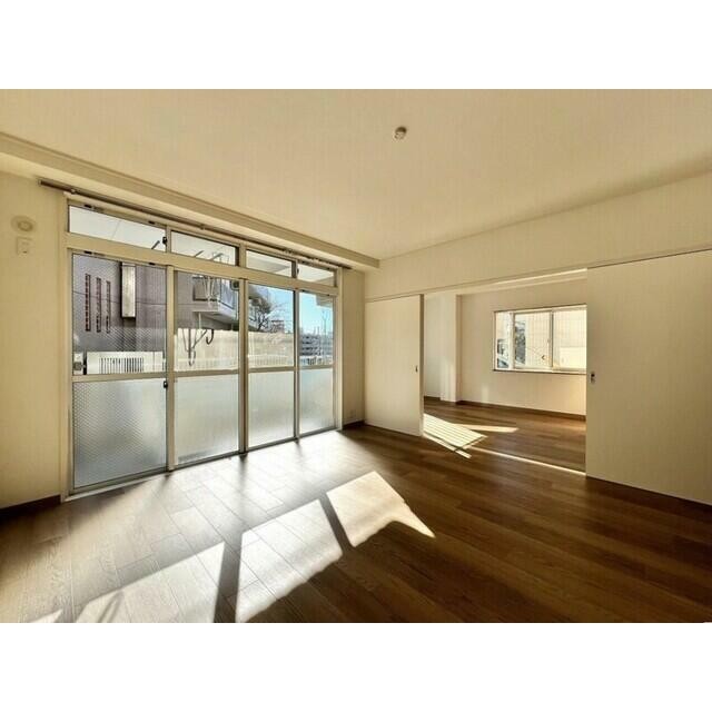 南側にある2部屋から日が入り明るいです。(居間)