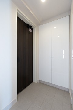 ※写真は同タイプ住戸です。(玄関)