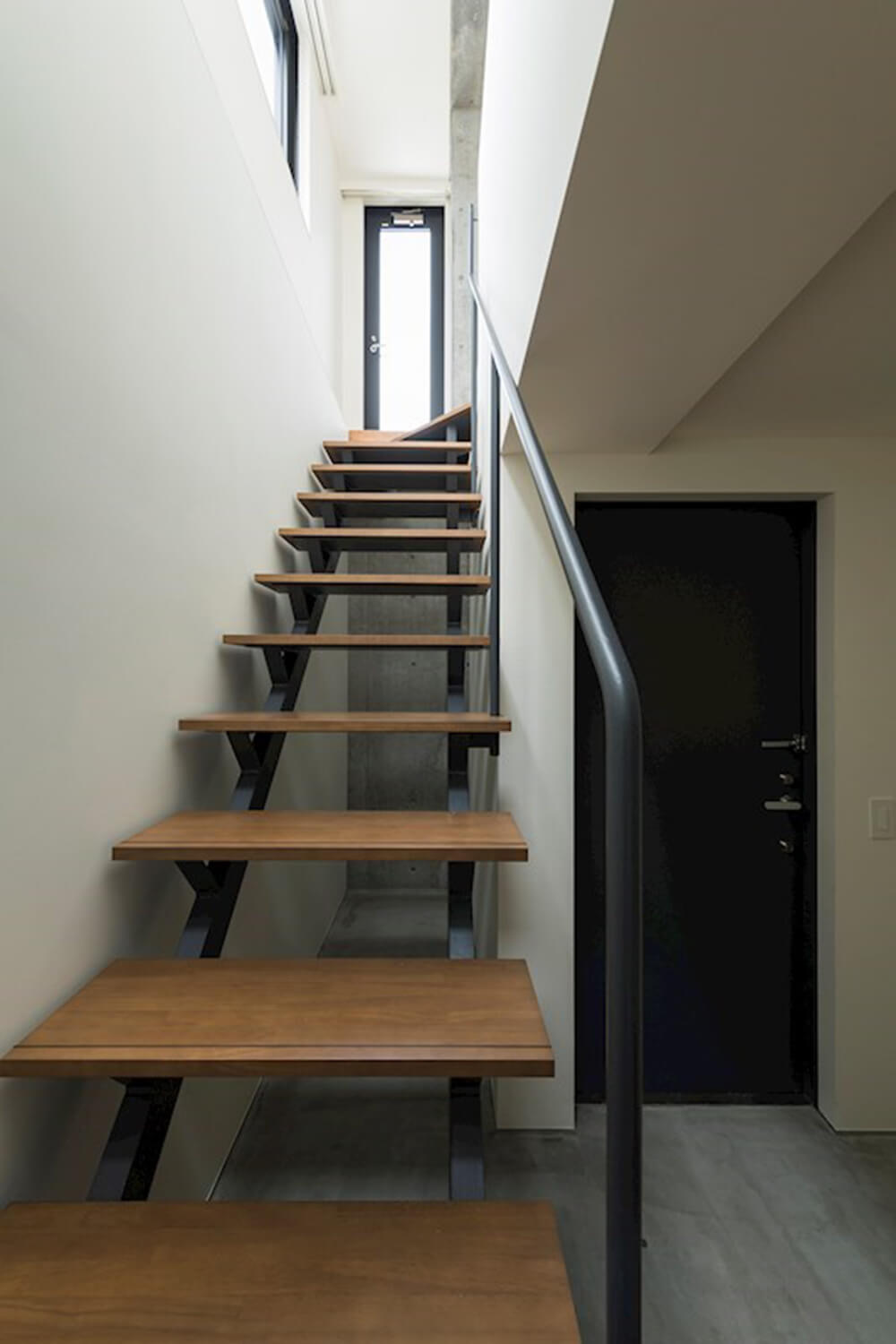 この画像は吉富興産企画デザイナーズマンション居室階段の写真です。