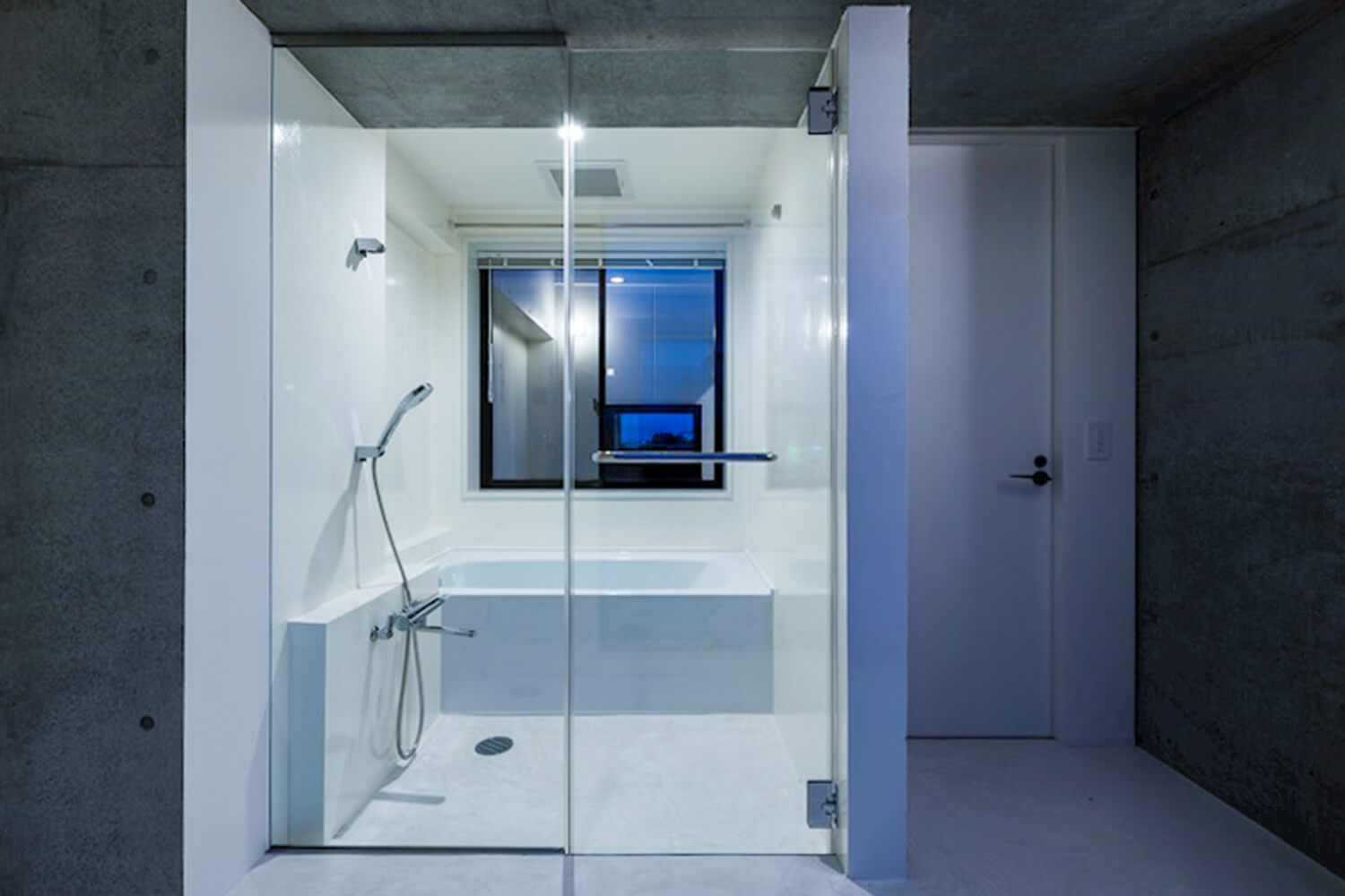 この画像は吉富興産企画デザイナーズマンション浴室の写真です。