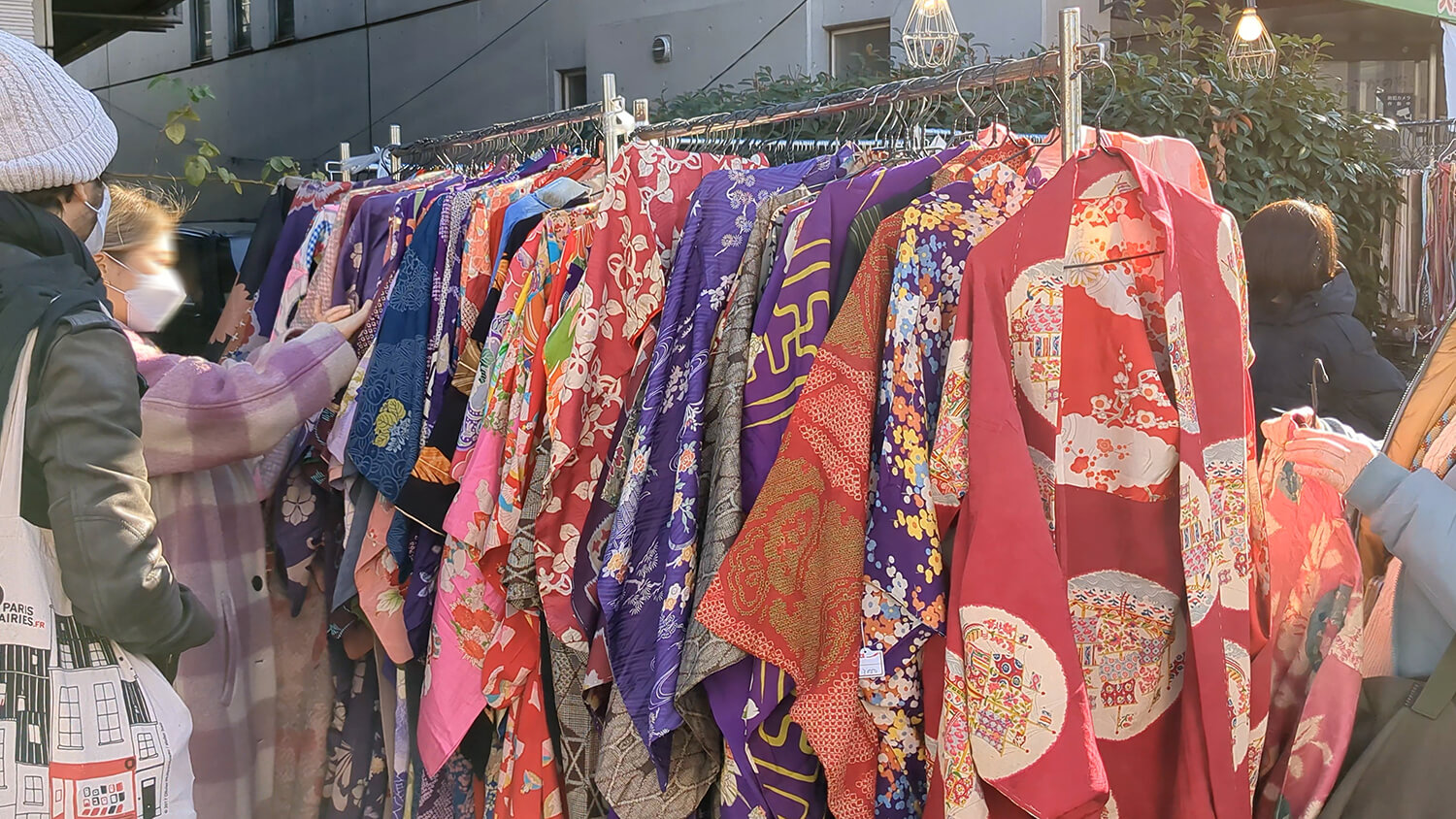 この画像は2022年ボロ市の和服を販売している露店を撮影した写真です