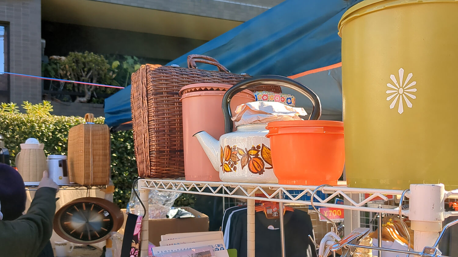 この画像は2022年ボロ市のノスタルジックなお鍋や、やかんを販売している露店を撮影した写真です