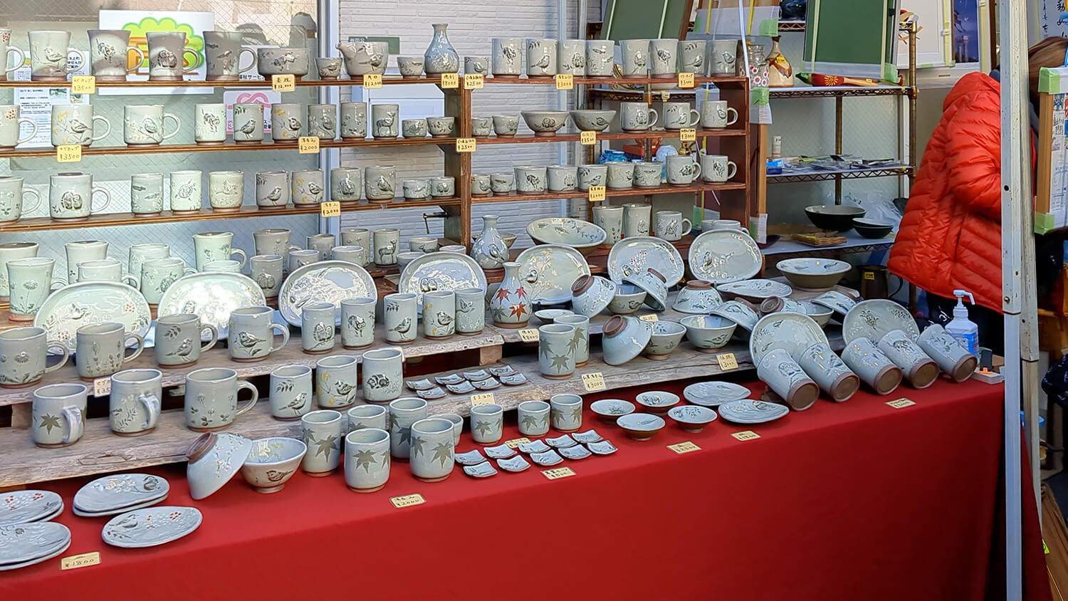 この画像は2022年ボロ市のシックな陶器を販売している露店を撮影した写真です